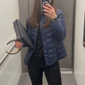 Vår jacka - Säljer denna så fina marinblåa vår jackan, köpt i petite modell därav är den i strl L men sitter bra på mig som oftast bär S💕💕