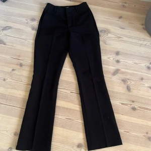 Jätte snygga kostymbyxor 😇🥰 - Jätte snygga kostymbyxor från Bik Bok, kommer inte till användning. Bara använda typ 2 gånger så i väldigt bra skick🥰