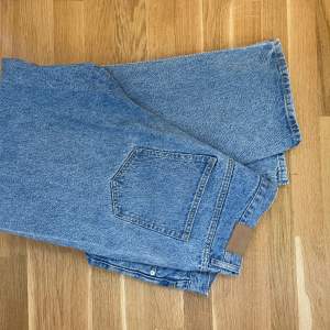 Jeans från Weekday, modell Galaxy! Ring efter snusdosa på vänster bakficka, i övrigt gott skick! Storlek 34/32.