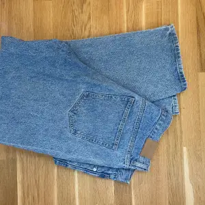 Jeans från Weekday, modell Galaxy! Ring efter snusdosa på vänster bakficka, i övrigt gott skick! Storlek 34/32.