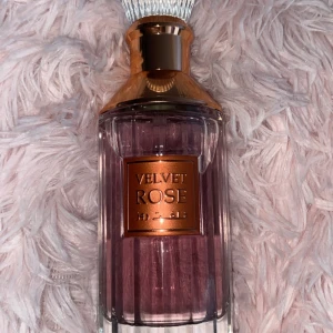 parfymmunstycket är lite trasig men man kan spreja  - Blommig Träig Mysk. Toppnoter :Ros, patschuli Mellannoter :Mysk, labdanum Basnoterna: Bärnsten, Mysk