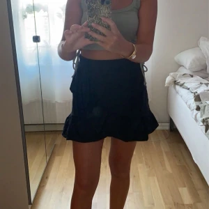 Svart volangkjol - I fint skick från Nelly💗