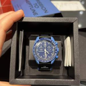 Hej! Säljer nu min otroligt fina omega moonswatch i den eftertraktade och sällsynta färgen blå/neptune! Köpt i swatch butiken i London för drygt 1-2 månad sedan och är i princip helt ny, har knappt används! Ny pris 8000-9000kr Mitt pris 4800kr!