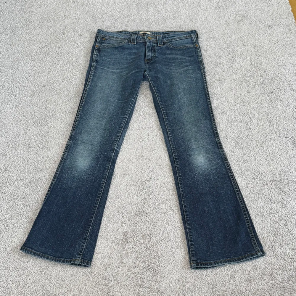 midja: 74 innerben: 74 🤍 lågmidjade bootcut jeans, vintage från Wrangler 🤍 jag är 171cm & stl S/36/28 för referens 🤍 läs POLICY & FRAKT (i gillade inlägg) innan du skriver 🤍 använd gärna ”köp nu” 🤍 . Jeans & Byxor.