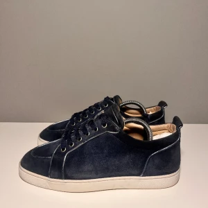 Christian louboutin rantulow - Säljer ett par feta loubs i storlek 42, cond 8/10 mockan är sliten i hälen men annars i sjukt bra skick. Tillkommer endast skor!