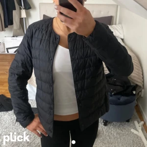 Uniqlo jacka - Super snygg jacka från uniqlo som ej kommer till användning. Ändats använd 2 gånger. Passar perfekt nu till våren. ‼️ pris kan sänkas vis snabb affär‼️💕 Nypris 800kr. Första bilden är lånad