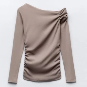 Zara topp off shoulder  - En jättefin topp från zara som är off shoulder, prislappen kvar! Säljer för att det inte passade mig❤️ Storlek medium med passar S❤️ Ordinarie pris 199kr men säljer för 150kr❤️endast testad, aldrig använd! Nyskick och den säljs inte längre på Zara