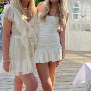 Zara klänning  - Så fin draperad zara klänning med volang nedtil, använd fåtal gånger!🩷