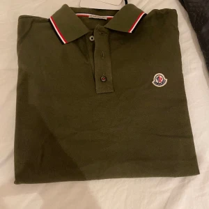 Moncler piké - Moncler pike i fint skick, tveka inte höra av dig vid frågor, allt og tillkommer M/L