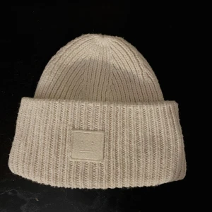 Acne Mössa - Använd några gånger, därför billigare pris. Inga skador eller liknande. Används inte