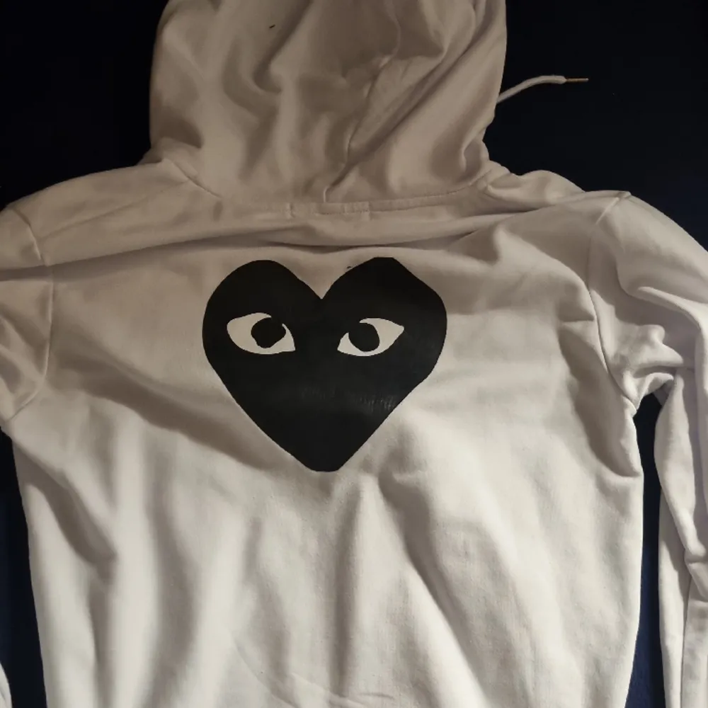 Riktigt snygg CDG zip up knappt använd och är som helny. Den passar inte mig längre så har ingen nytta av den mer . Hoodies.