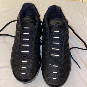 Air Max Tns - Säljer dessa Tns från Nike  för tog för liten storlek o använder inte dom längre, har bara haft på mig dom 2 gånger dom är helt nya och ingen skada på skorna har även kvar kartongen köpte dessa för 1 749kr