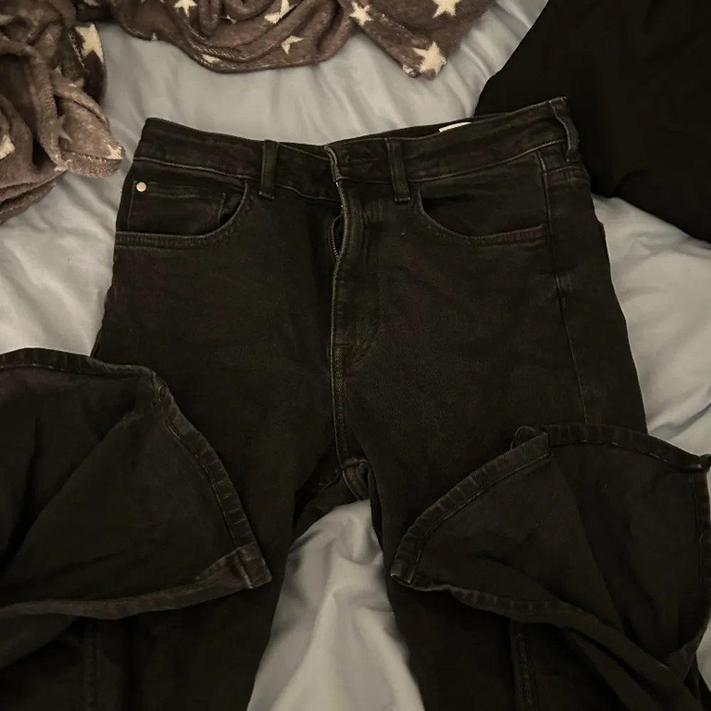 Säljer ett par svarta jeans eftersom jag tycker att dom är för tajta för mig. Jeansen är i storlek 40 men ganska små. Köpte byxorna på Plick så är inte säker vart dom kommer ifrån.Hör av er vid mer frågor och bilder :). Jeans & Byxor.
