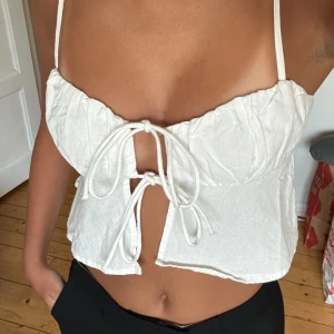 Söt sommartopp - En super söt sommartopp med knyten i mitten!! Storlek XS från Berskha 🥰