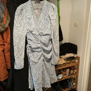 Blå zebramönstrad klänning  - Från Gina Tricot, storlek 36. Använd en gång. 200kr + frakt, annars hämtas det i Eskilstuna 