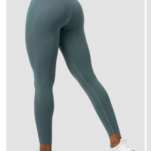 ICIW tights - Säljer mina tights från ICIW i en superfin färg!! De är i storlek S och sitter så snyggt på, men kommer tyvärr inte till användning💕 skriv för egna bilder!