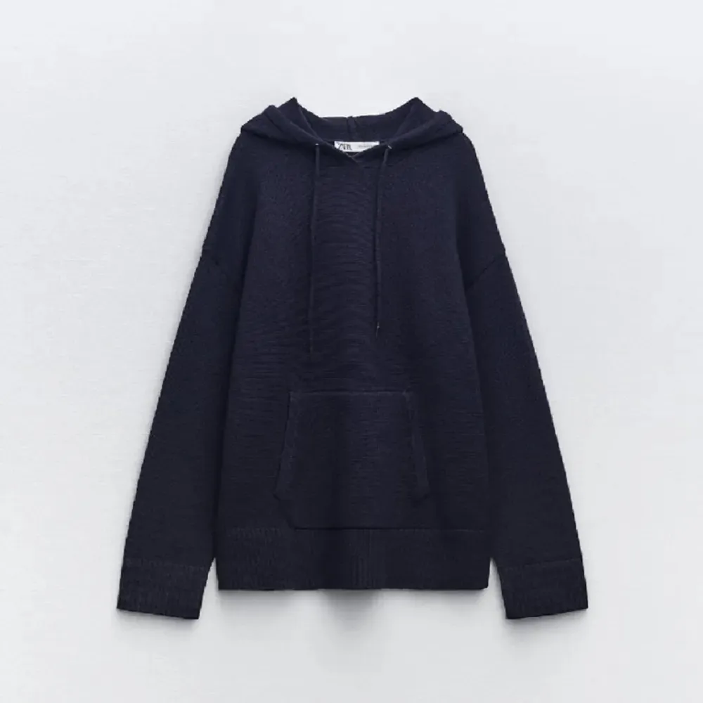 Mysig stickad hoodie från Zara i något ull liknande material, liknar lite soft goat🩷. Stickat.