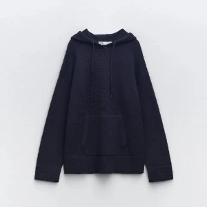 Stickad hoodie  - Mysig stickad hoodie från Zara i något ull liknande material, liknar lite soft goat🩷