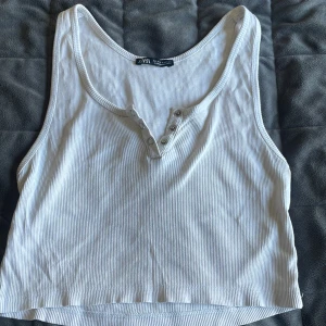 Topp från zara - Super fin topp från zara, storlek M men passar nog mer en S