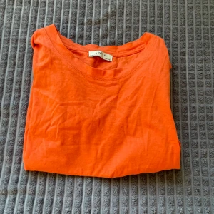 Orange tröja f - Använd 1 gång 