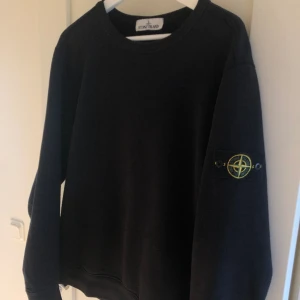 Stone Island crewneck - Säljer nu denna riktigt snygga stone island crewneck i storlek XL. Färgen är svart och den är i riktigt bra skick. Nypris 3099. Såklart äkta med qr, hör av dig med frågor!
