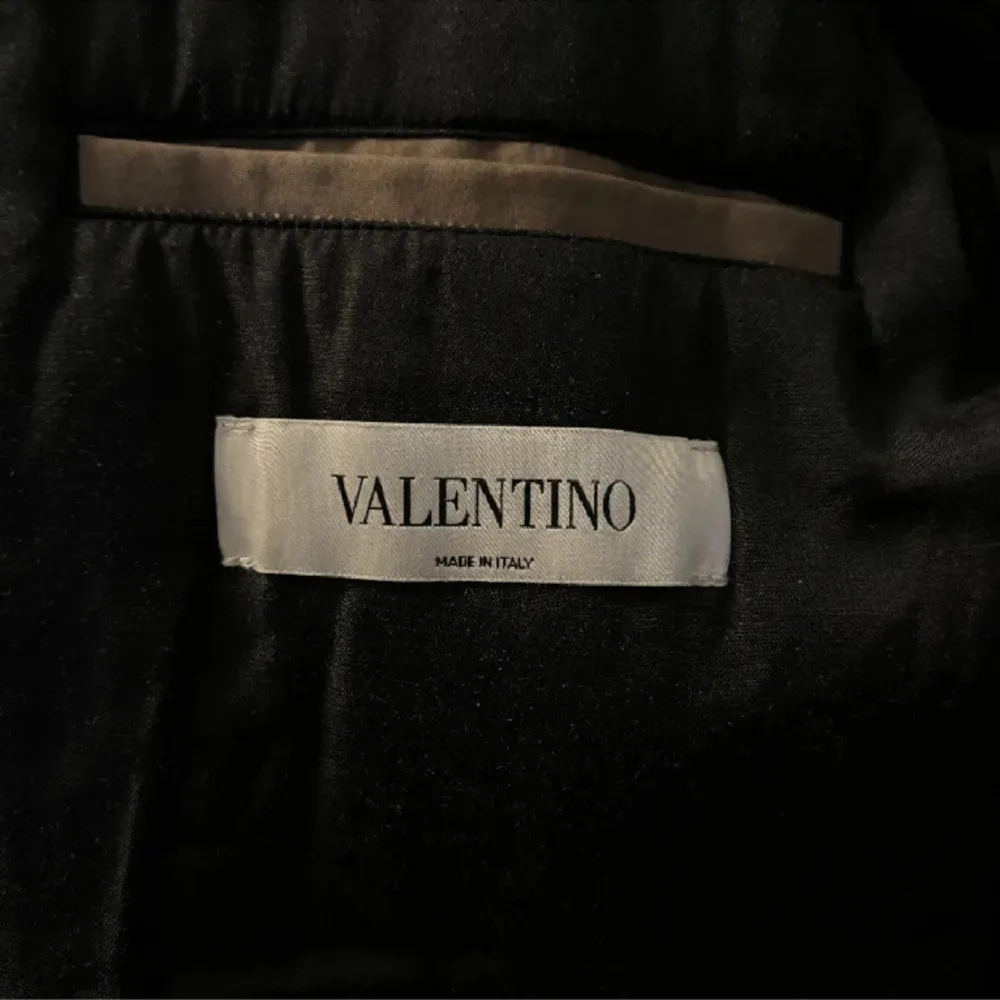 Tja! Säljer nu en Valentino field jacka åt en kompis. Super fint skick och i storlek  48 vilket motsvarar ungefär m. Killen på bilden är 176 samt 70kg, något stor för honom. Nypris värderat för ungefär 20000 så detta pris är sjukt!! . Jackor.