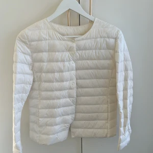 Vit jacka - Säljer även min vita tunna vårjacka. Även denna köpt på plick så vet ej vart den kommer ifrån. Superfin nu till våren. Storlek S