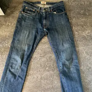 Snygga och sköna jeans  Blåa regular fit jeans  Storlek 32-30  Köpta för ett tag sen men bara använt ett par gånger.  