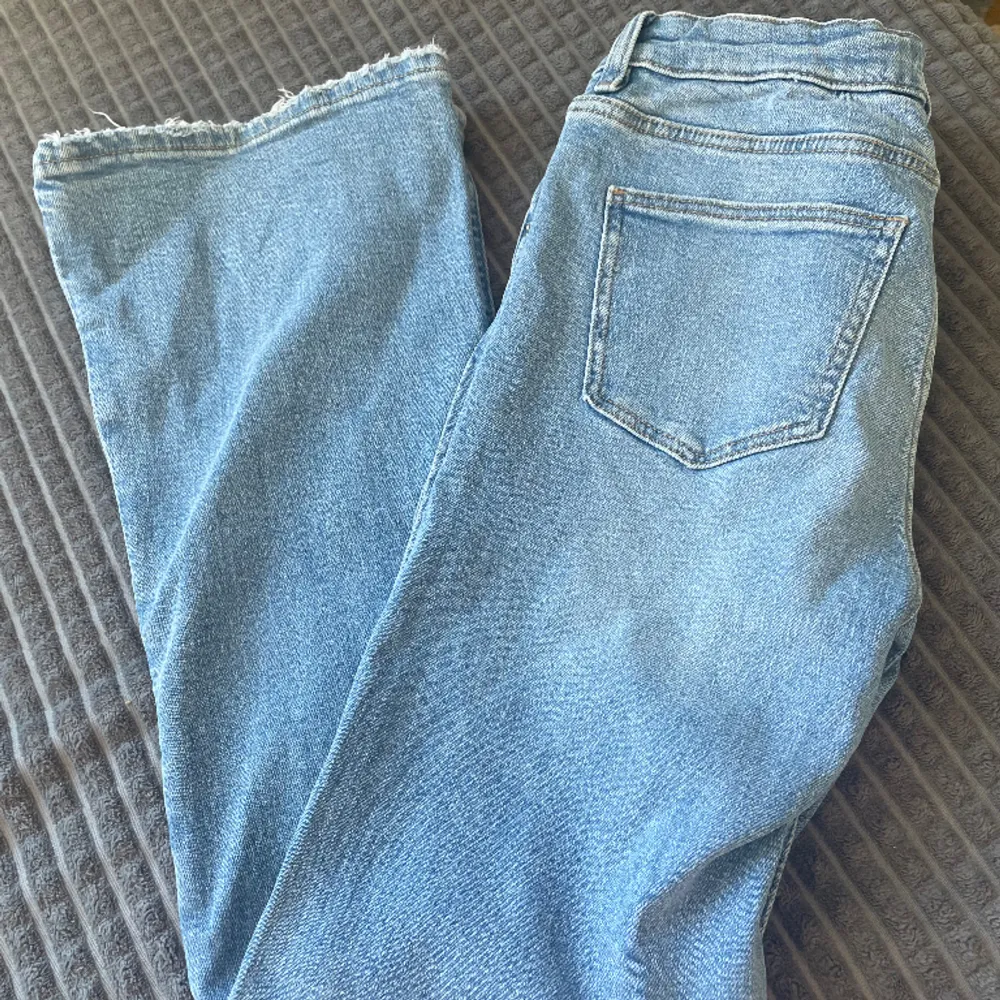 Helt nya jeans från Ginatricot. Lågmidiade från barnavdelningen . Jeans & Byxor.
