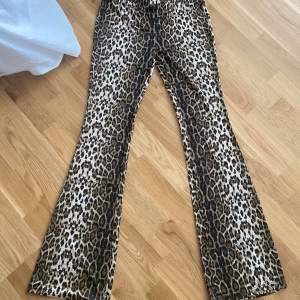 Säljer dessa populära leopard byxorna från märket Sofie schnoor. Köptes för 729 kr och prislappen är fortfarande kvar alltså helt oanvända💓💓pris går att diskutera!