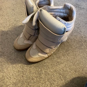 Isabel marant klackar  - Säljer dessa jätte fina isabel marant klackar då jag inte får någon användning för dom längre, köpta av en annan tjej här på Plick. Jätte fint skick på dom, pris kan diskuteras vid snabb affär. Storlek 35/5 men passar även 36💕 köparen står för frakt!