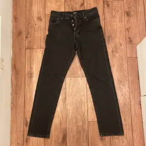 Ett par Jack & Jones jeans i nyskick. Helt oanvända så inga defekter på dem. Modellen är Relaxed/chris. OBS KÖPAREN BETALAR FRAKT!