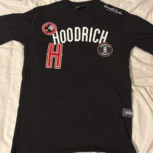 Hej, säljer denna helt oanvända Hoodrich t-shirt eftersom den inte har kommit till nån användning. Hör av er vid funderingar!