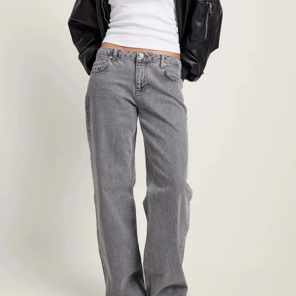 Jättesnygga low/mid waist jeans från NA-KD, oanvända med prislapp (nypris 699kr) Säljer för jag råkade köpa för stor storlek:) Färgen är mod blue💗. Jeans & Byxor.