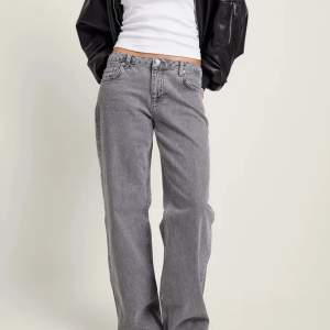 Jättesnygga low/mid waist jeans från NA-KD, oanvända med prislapp (nypris 699kr) Säljer för jag råkade köpa för stor storlek:) Färgen är mod blue💗