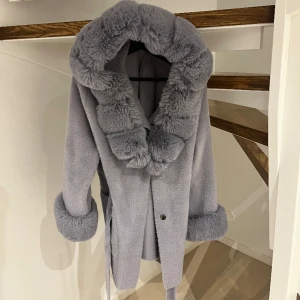 Lila faux fur jacka  - Jätte fin och gosig jacka i en underbar färg. Köpt i Garoff Sthlm, strl L men passar super bra också för S/M då jag själv är strl S. Säljer den av anledningarna till ingen plats i garderoben. Använt vid 1-2 tillfälle, skicka meddelande vid intresse🤍