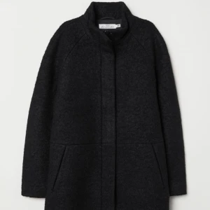 H&m kappa nyskick - Varm kappa från H&M. Använd vid ett tillfälle. Köparen betalar frakt En kappa i filtad ullblandning. Kappan har ståkrage, vindslå med tryckknappar upptill samt dold dragkedja. 