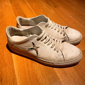 Arigatos - Nu säljer jag ett par arigatos. Dem är använda och skicket är ungefär 6/10 där av priset. Pris kan diskuteras vid snabb affär. Hör av er vid minsta fundering!