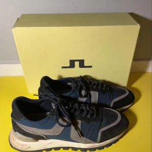 Julius.Lindeberg Skor - Säljer skit snygga J.L skor för bra pris! Ny pris 4800kr jag säljer för endast 1499kr! Skick skulle jag ge de en 8/10!   Ps, dessa skor säljs åt en kund om du vill ha hjälp med att sälja dina produkter skriv i dm ”Swe_Traders” insta!👕📈 