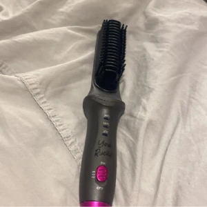 Värmeborste - Säljer min värme borste som funkar precis som den ska och som jag inte har använt mycket alls då jag inte behöver den längre säljer billigt då jag behöver pengar💗 priset går att diskuteras💗