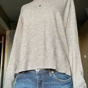 Super mysig grå tjocktröja  - Supermysig tröja från Lindex i storlek XS. Den har angora ull i tyget vilket gör den jättemjuk och bekväm. Skriv vid intresse och om ni har frågor! <3
