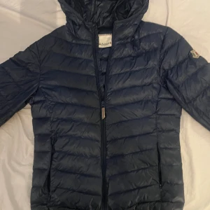 Dolomite jacka - En dolomite jacka är väldigt stilren med blå färg,  en liten repa på ungefär 1 cm som knappt syns. Har inte använt den så mycket då den inte passade så länge, dock riktigt snygg 