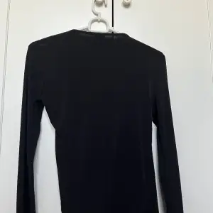 En svart tröja som är väldigt skön har bara använt en gång och är svart