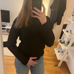 Tröja - En svart lite genomskinlig tröja som är perfekt tillfälle för fest. I storlek s.  Kontakta för pris och fler bilder