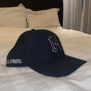 M+rc noir Keps - Passa på att spara 120kr från ordinarie pris på denna extremt fräscha svarta kepsen från m+rc noir, med fina tryck  Oanvänd, kommer i originalpaket Nypris 570