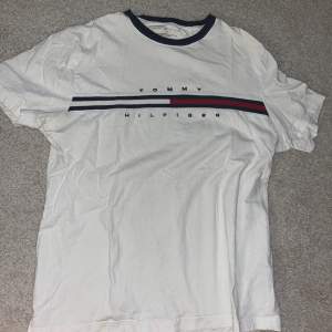En vit T-shirt från Tommy hillfiger i storlek L. Kontakta för fler bilder och pris