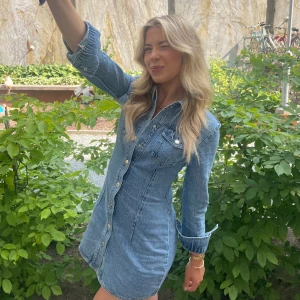 Jeansklänning  - Jeansklänning från Mango, storlek 36. Använd fåtal gånger. Köparen står för frakt!