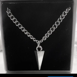 Halsband  - Super snyggt halsband. Köp en för 129kr. Modell 025