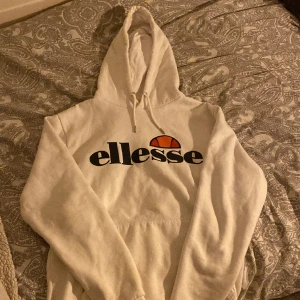 ellesse hoodie - vit fin hoodie, sparsamt använd. är som en S/M. 