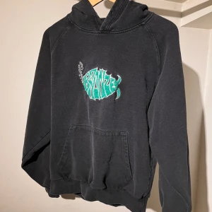 Bronze56K Hoodie - Bronze56K hoodie från Junkyard. Använd men i bra skick. Storlek S. Snöre medföljer, men ändarna är trasiga, dm för bild.